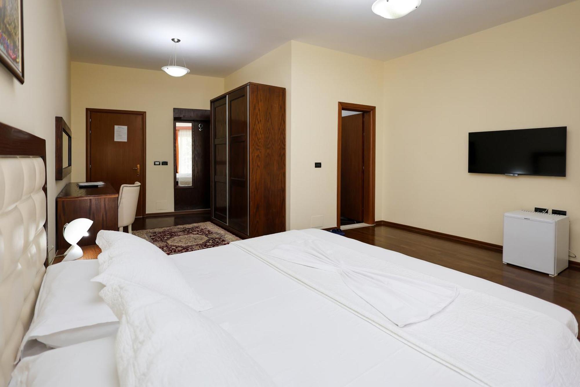 Hotel Kanione Cerenisht ภายนอก รูปภาพ