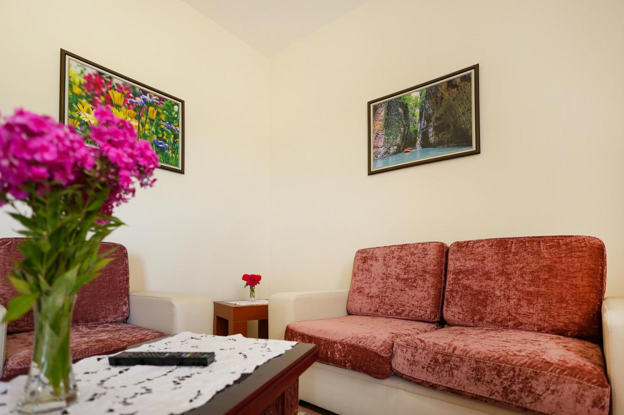 Hotel Kanione Cerenisht ภายนอก รูปภาพ
