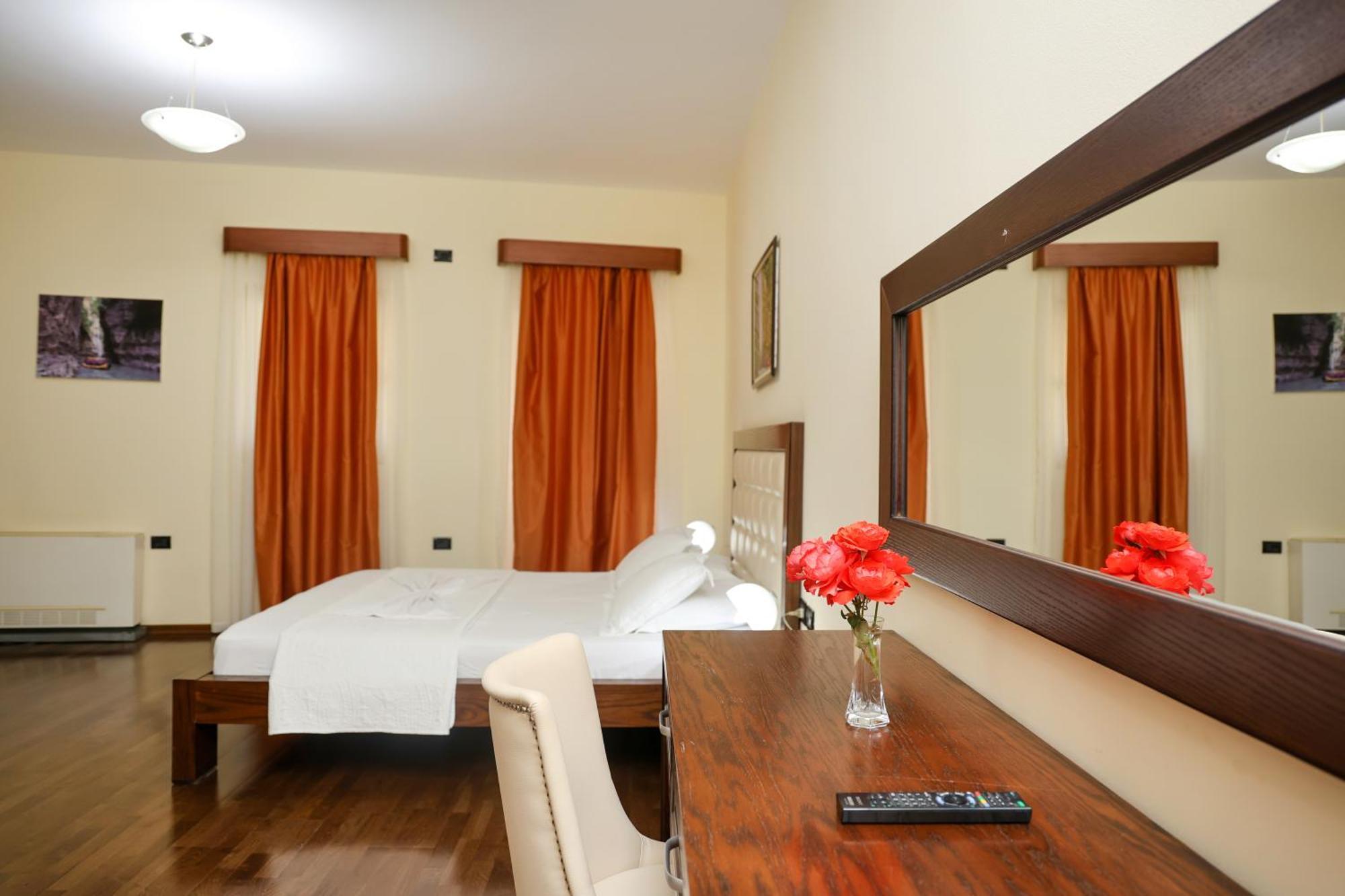Hotel Kanione Cerenisht ภายนอก รูปภาพ