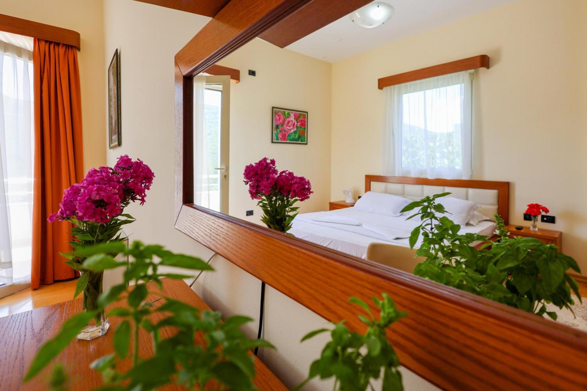 Hotel Kanione Cerenisht ภายนอก รูปภาพ